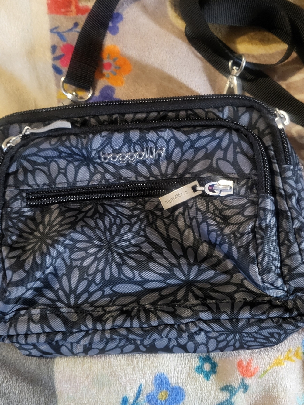 Baggallini Triple Zip Small Crossbody Bag in Pewter Floral, EUC